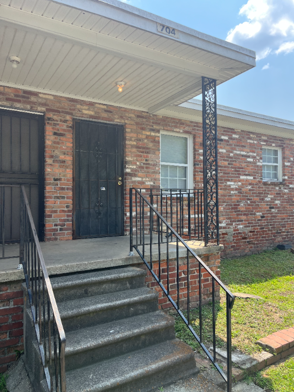 Augusta House: 704 Hopkins St