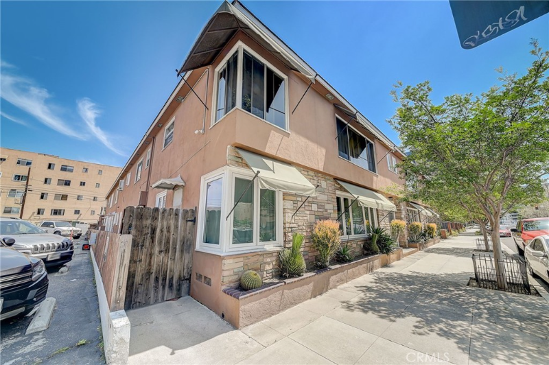 Long Beach Condo: 330 Chestnut Ave.