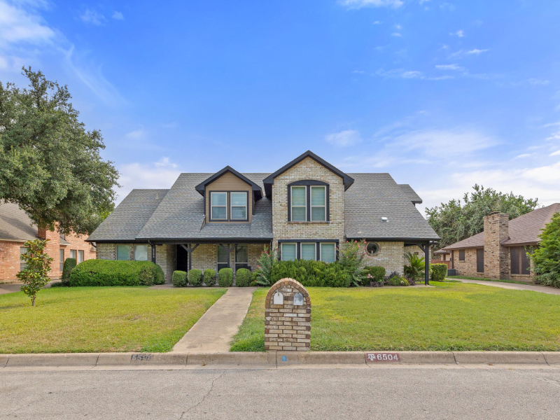 Benbrook House: 6504 Lago Vista