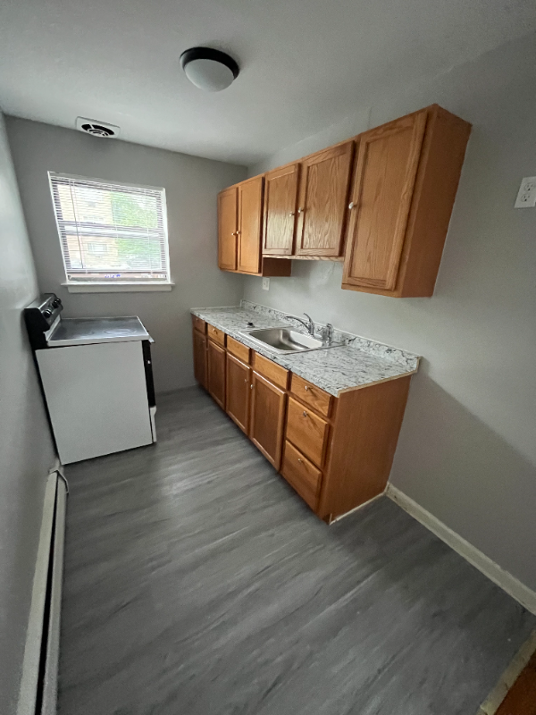 Hartford Apartment: 137 Evergreen Avenue