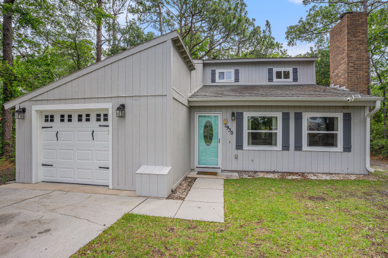 Surfside Beach House: 1930 Lake View Circle