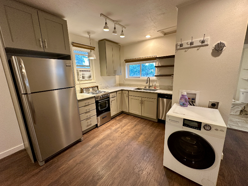 Wellington House: 3734 Roosevelt Ave