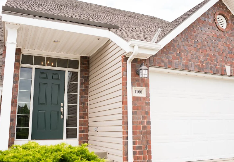 Mahnattan Townhome: 1100 Oaktree Pl