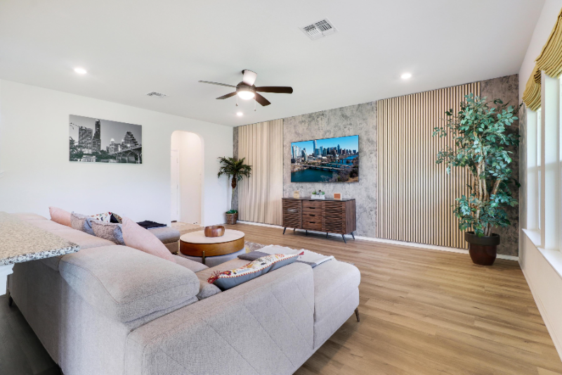 Manor House: 12725 Mogador St