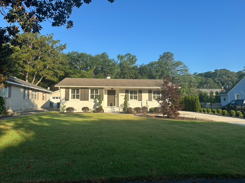 Columbia House: 749 Poinsettia Street