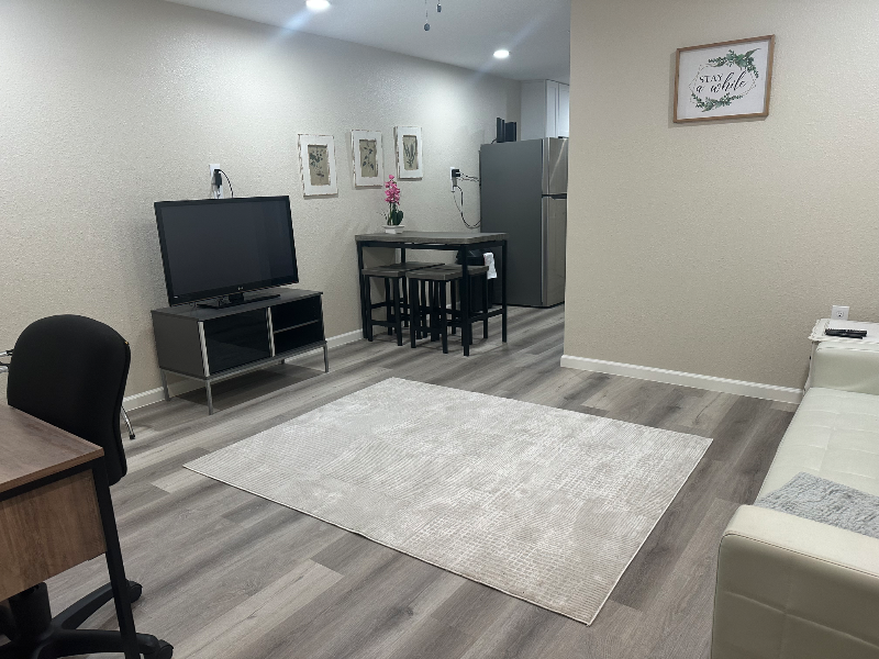 Kountze Apartment: 135 W Monroe St