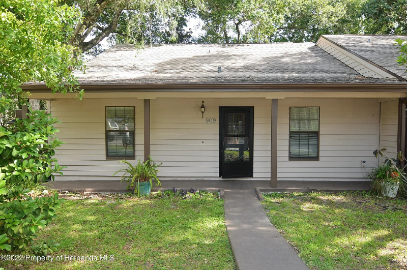 Brooksville House: 909 candlebrook lane