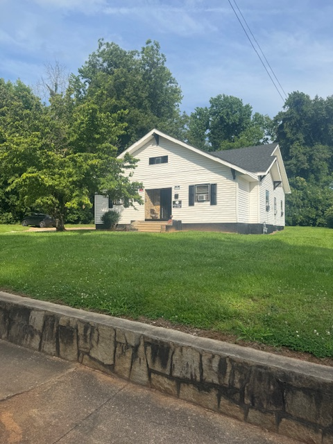 Spartanburg House: 425 St.Andrews St.