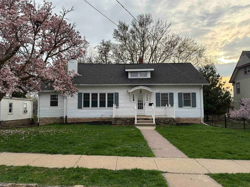 Dubuque House: 1215 Mount Pleasant St