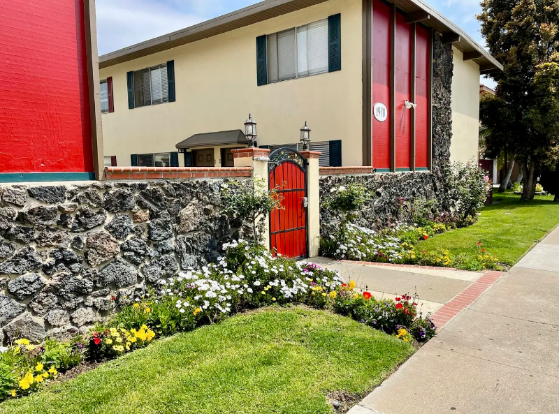 Costa Mesa Apartment: 1978 Maple Ave.