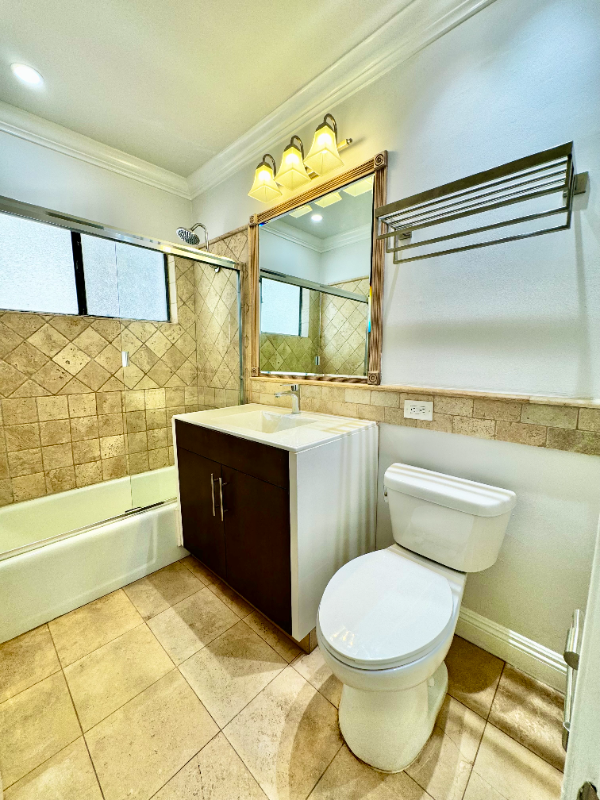 Los Angeles Apartment: 1506 S Barrington Ave