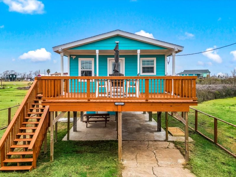 Bay City House: 252 Flamingo St