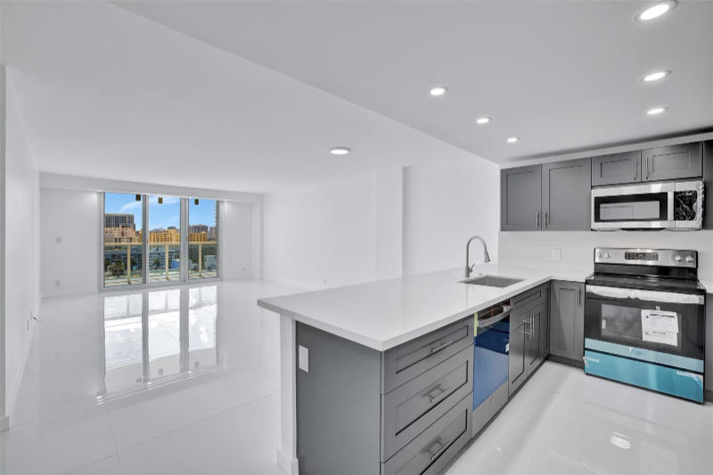 Hollywood Condo: 3800 S Ocean Dr