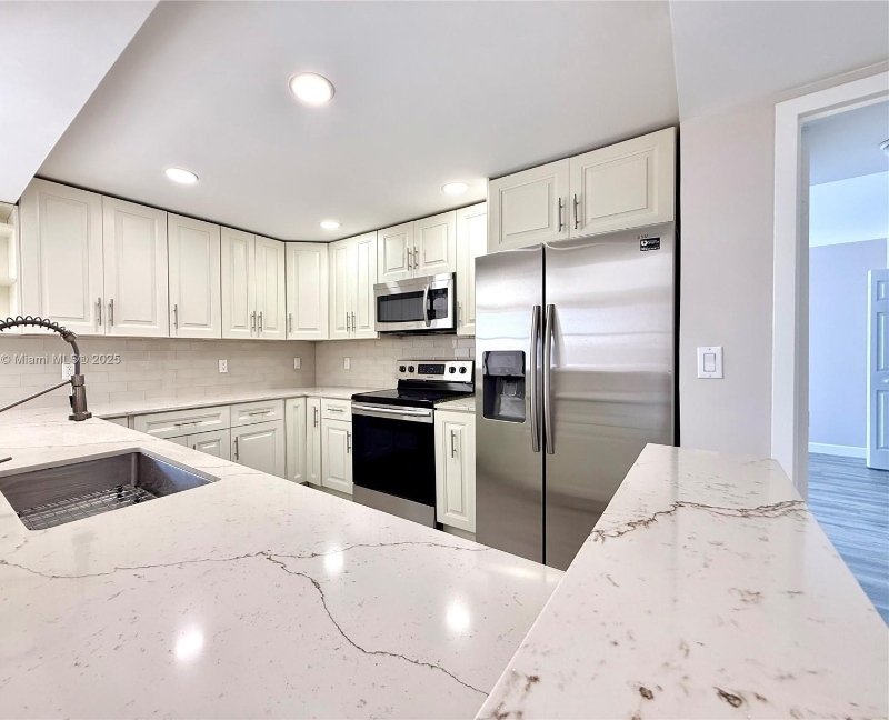 Hallandale Beach Condo: 800 Parkview Dr