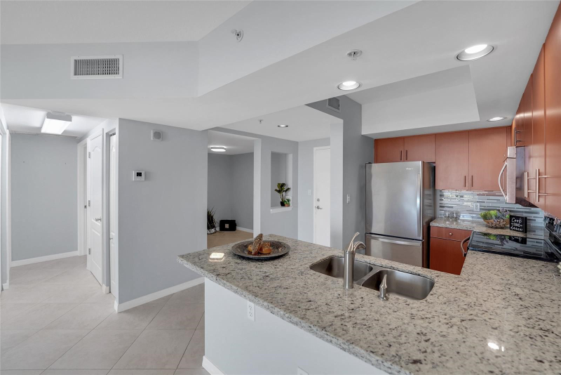 Fort Lauderdale Condo: 100 N Federal Hwy