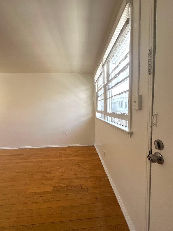 Los Angeles Apartment: 1737 sycamore