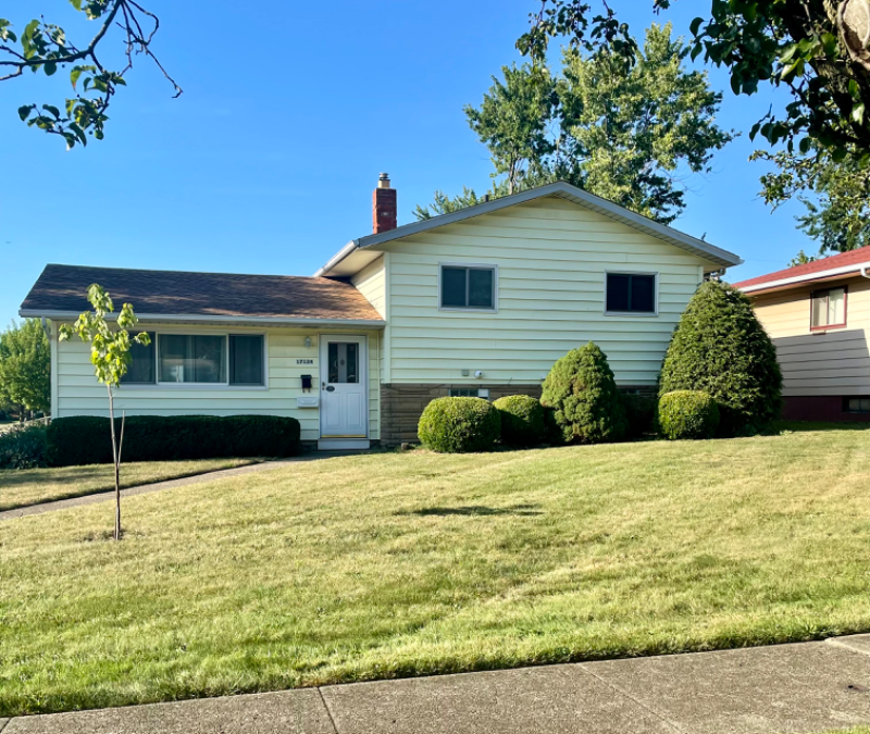 Brookpark House: 17124 Cambridge Blvd