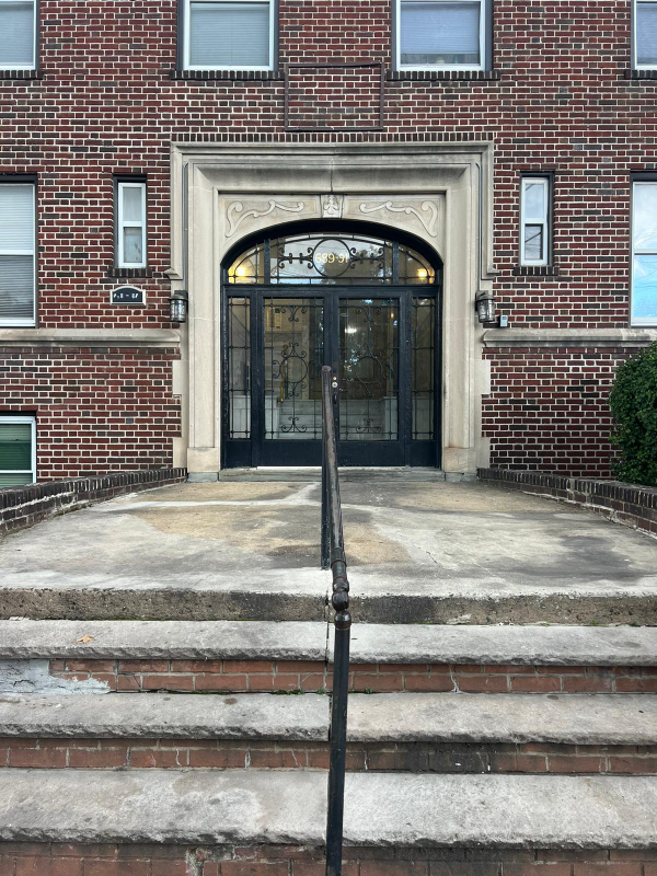 Newark Apartment: 689 Sanford Ave