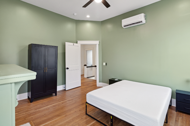 Savannah House: 1133 E Henry St