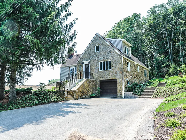 Gibsonia House: 3981 Willow Creek Drive