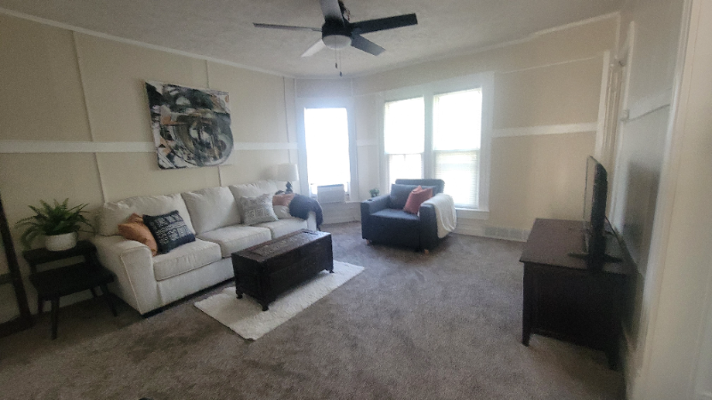 Lincoln Apartment: 4829 Calvert St