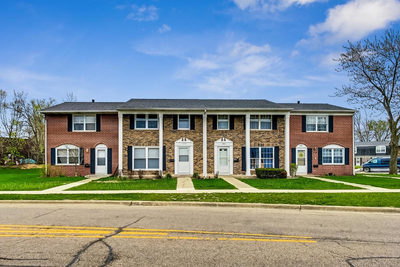 Streamwood Townhome: 1503 McKool Ave