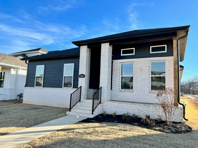 Bentonville House: 6207 SW Luna Ln