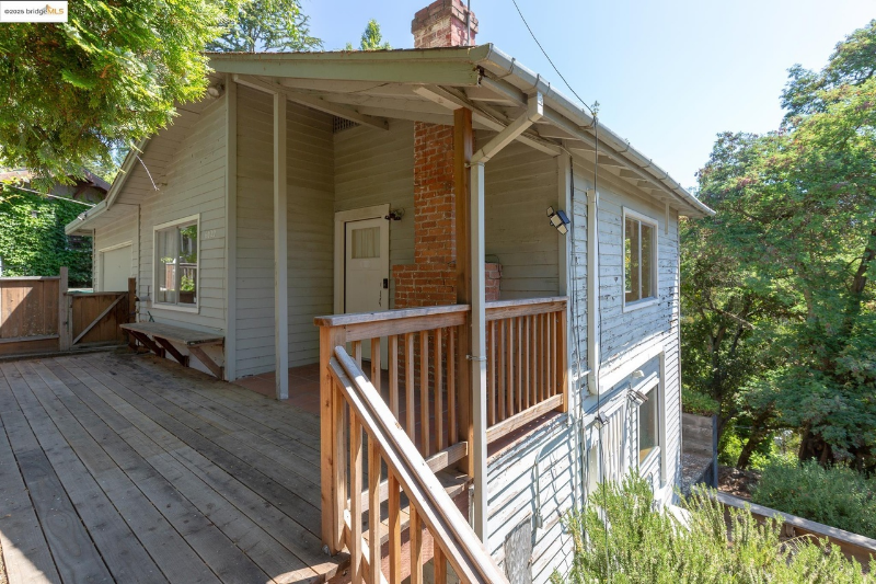 Oakland House: 6022 Merriewood Dr