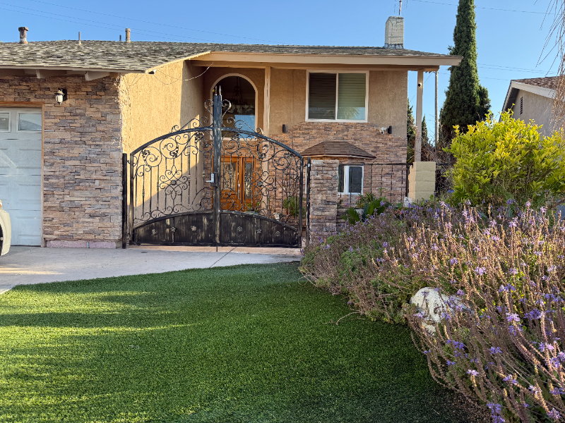 Santa Ana House: 933 S Susan St.