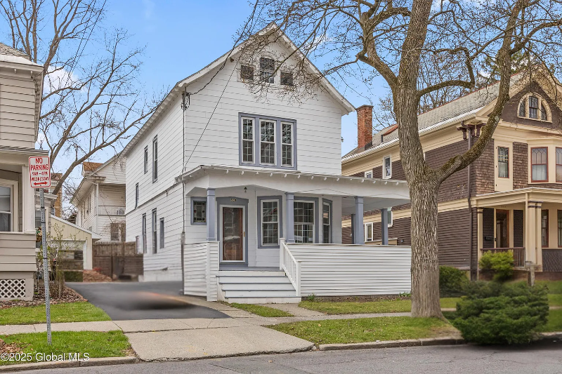 Albany House: 559 Myrtle Ave