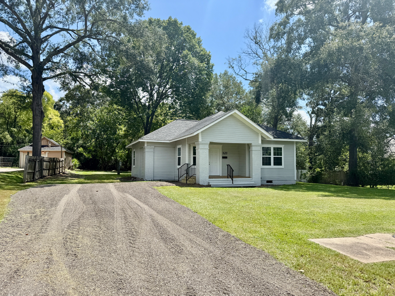 Lufkin House: 121 W Kerr Ave