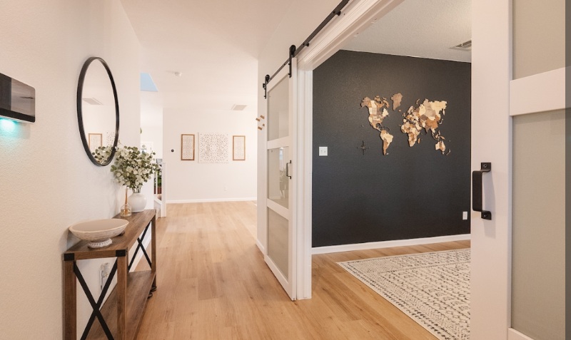 Georgetown House: 300 Cedar Lake Blvd