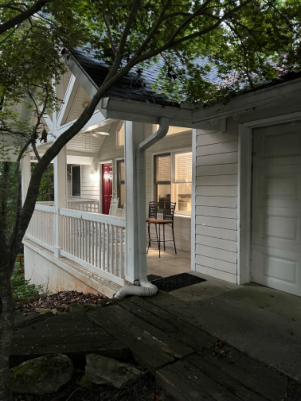 Dawsonville House: 136 Hickory Hills Dr