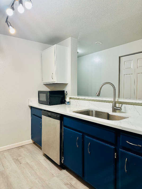 Renton Condo: 975 Aberdeen Ave NE