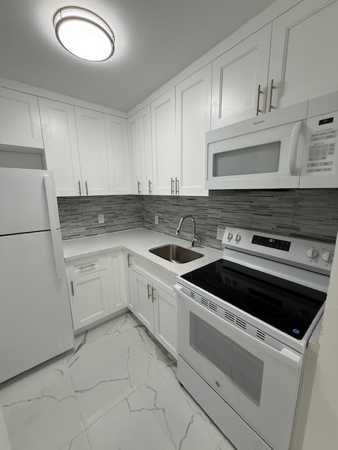 Sunrise Apartment: 5962 nw 19 street