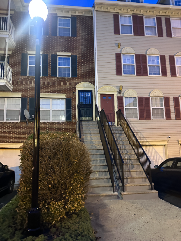 Newark Townhome: 212 Matthews Dr