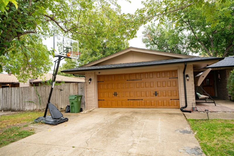 Arlington House: 1703 Monaco dr