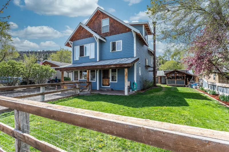Prineville House: 951 SW Rimrock Rd