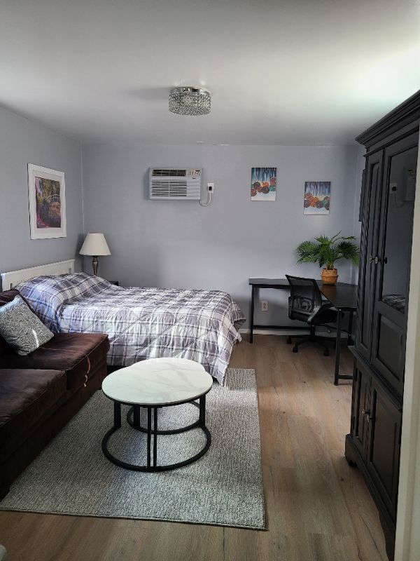 Long Beach House: 1715 1/2 E 7th Street