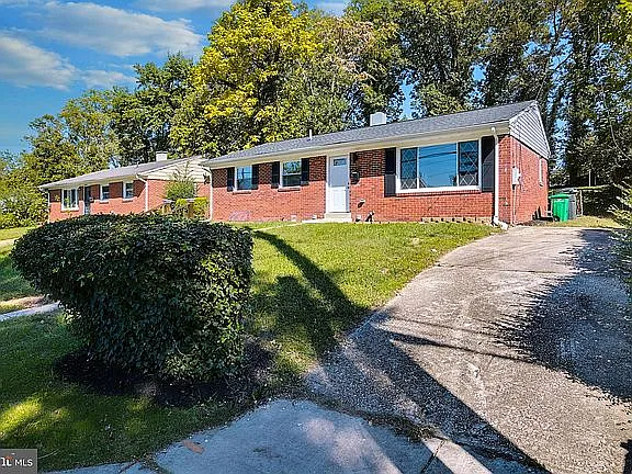 Suitland House: 2006 Lakewood St