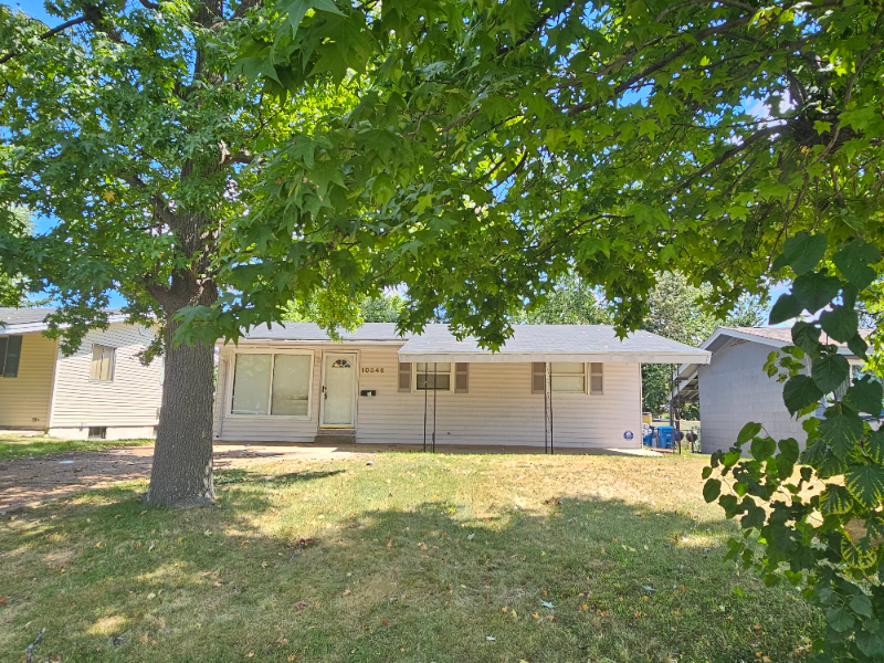 Saint Louis House: 10346 Lilac Dr