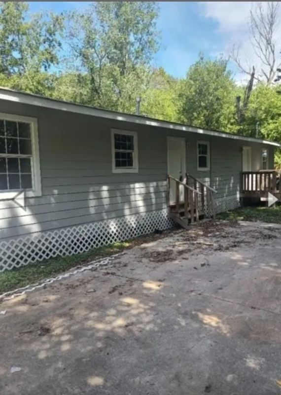 Houston House: 13703 Segrest Dr