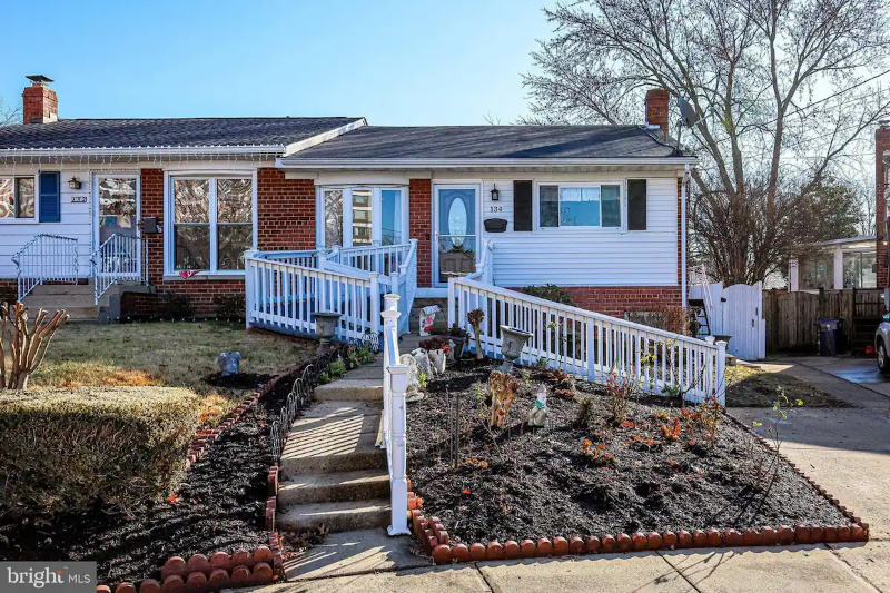 Alexandria Townhome: 134 Jasper Place