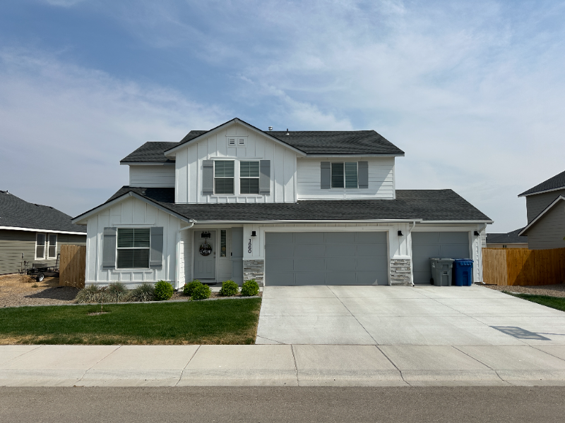 Mountain Home House: 1860 S Sharpshinned Ave