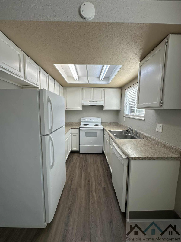 Kent Apartment: 523 4th Ave S #4