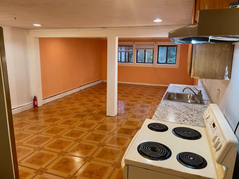 Bay Shore House: 1077 Martinstein Avenue