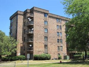 Lisle Apartment: 425 Walnut Creek Ln