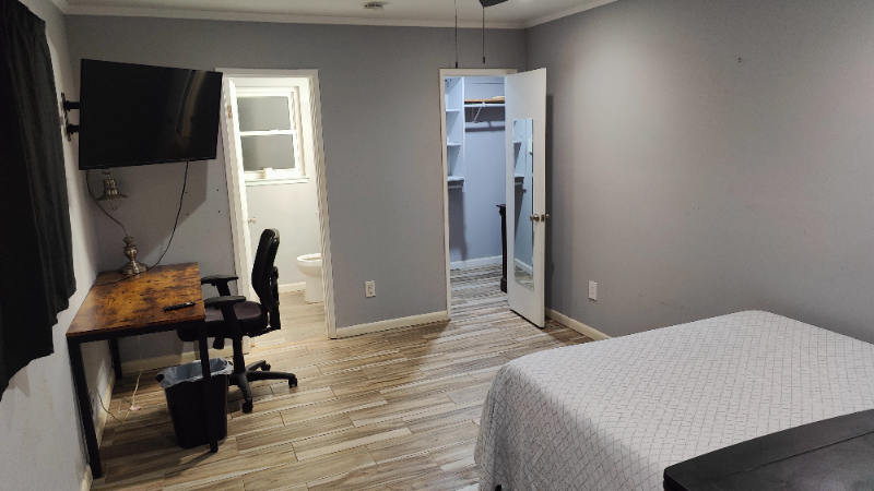 Houston House: 9635 Beverlyhill St