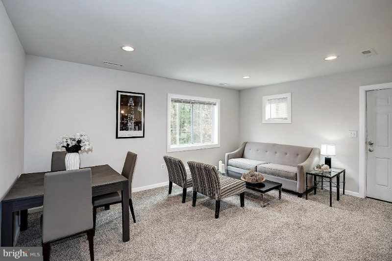 Washington Townhome: 319 Burns St. SE