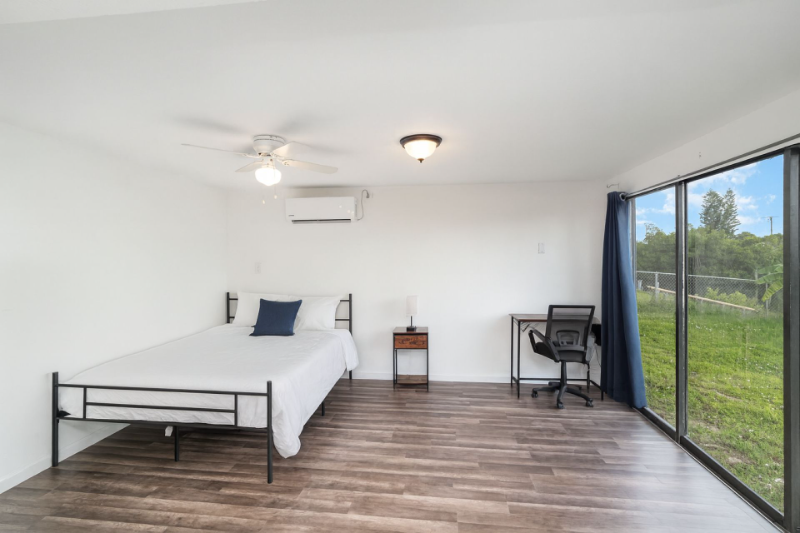 Port Charlotte House: 221 Duxberry Ave